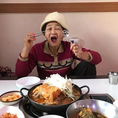 汪奶奶吃瓜,瓜香四溢的悠闲时光