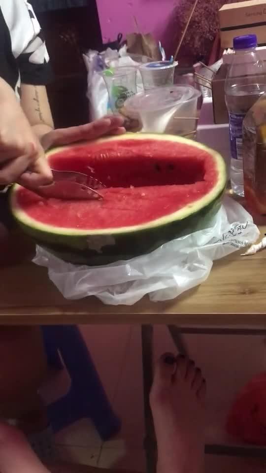 在宿舍喝酒吃瓜,酒香瓜甜，青春回忆录