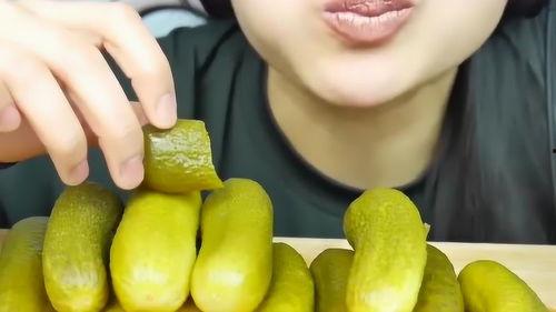 美女吃腌瓜,美女邂逅腌瓜的清新时光