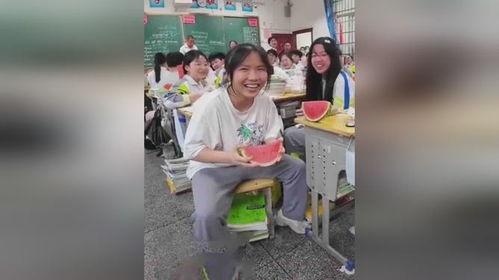 女孩埋头吃瓜图片搞笑
